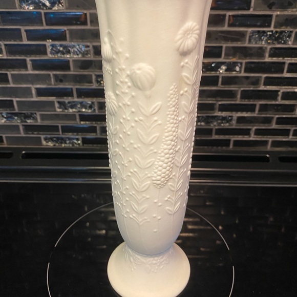 KAISER BISQUE PORCELAIN VASE - Picture 7 of 8